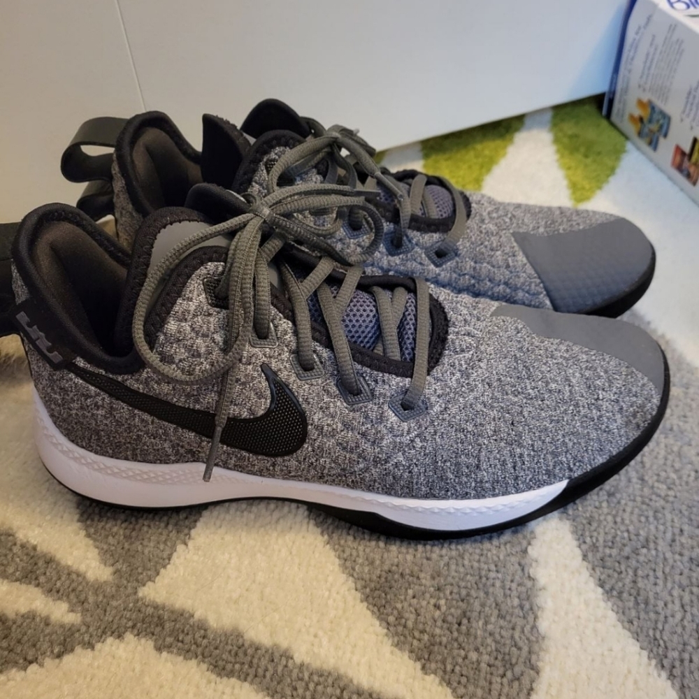 Nike LeBron witness 3 Mens Sneakers 7.5
